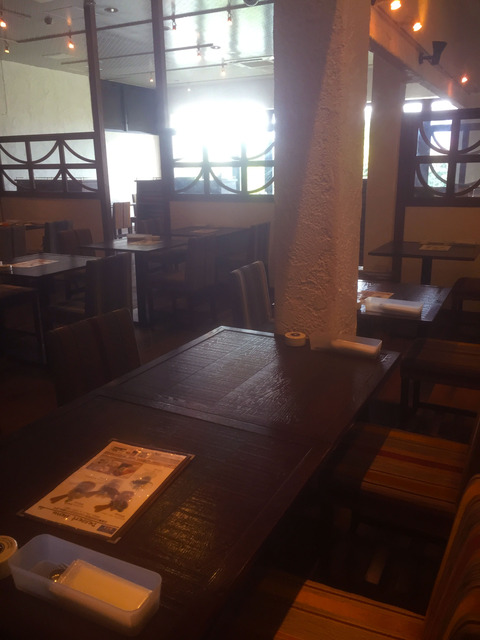 ベルベジ　店内　テーブル