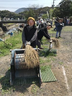農作業するかかし