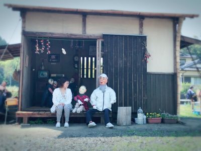 かかし村にて縁側でくつろく