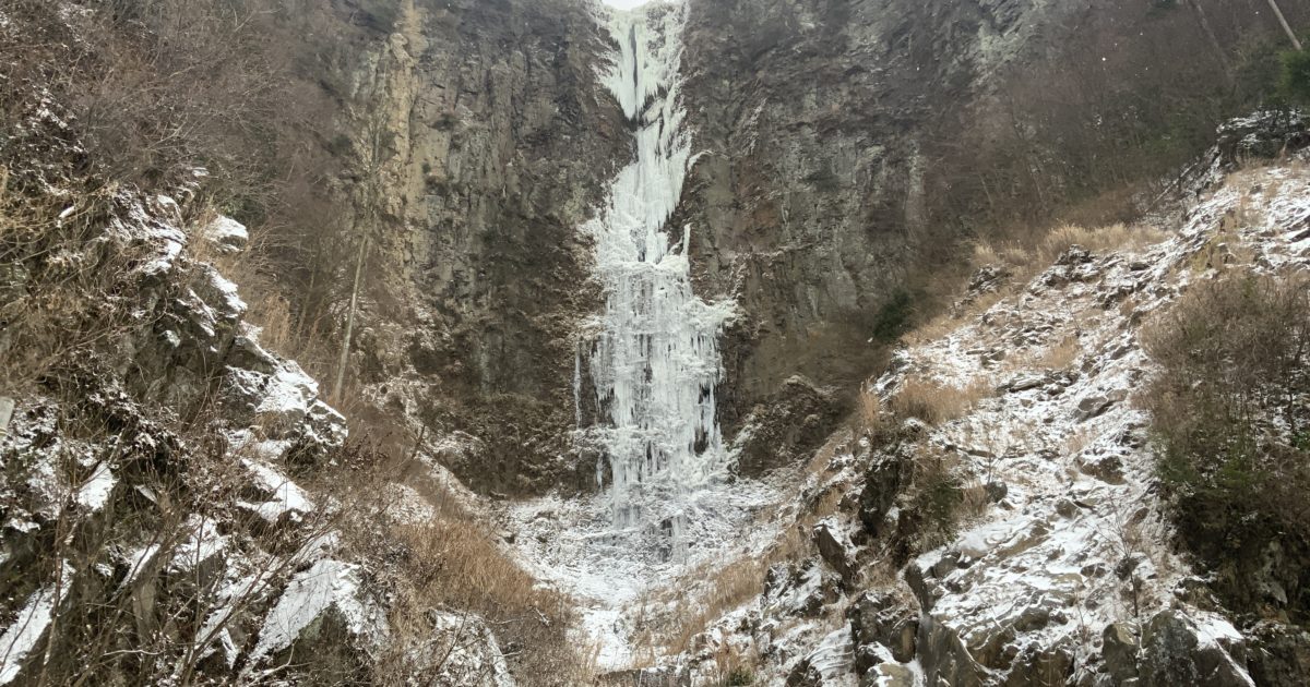 冬になると凍りつく阿蘇の「古閑の滝」を雪の中原付で見てきた | 肥後