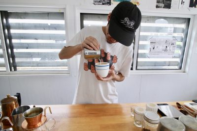 ラテアート作成中