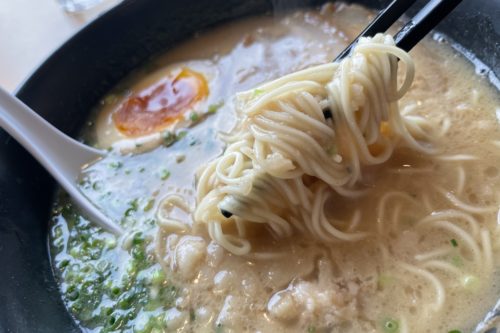 トロットロのスープが麺に絡みつくその名も「濃いラーメン」（天下一品のラーメンよりはサラリとしてます）