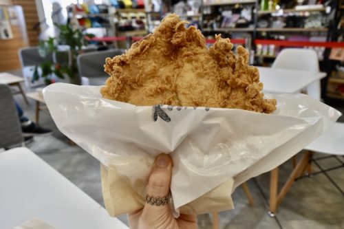 その大きさ想像以上。「台湾鶏排（からあげ）」を1枚で食うか2枚で食うか。【熊本ミルクティー健軍店】